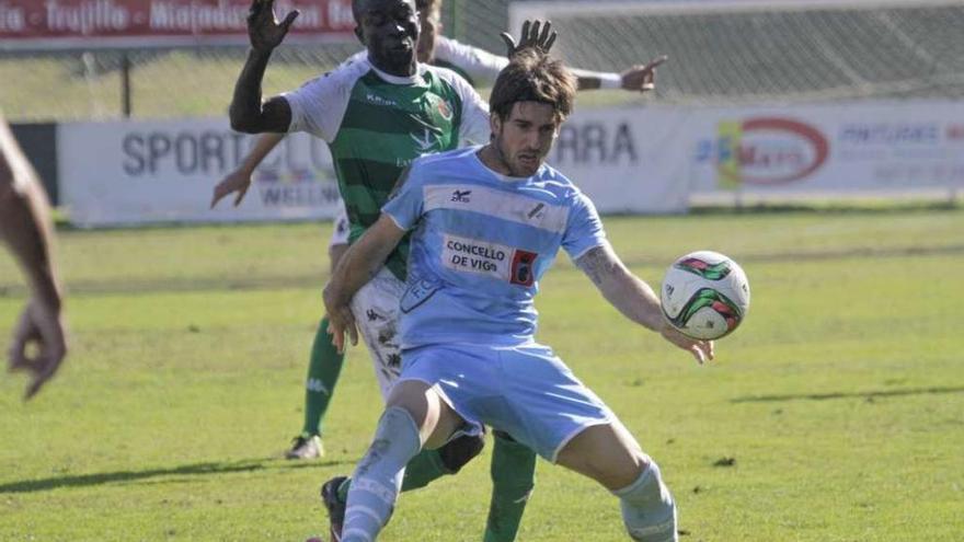 Ortiz, del Coruxo, controla un balón durante un encuentro de Liga. // FDV