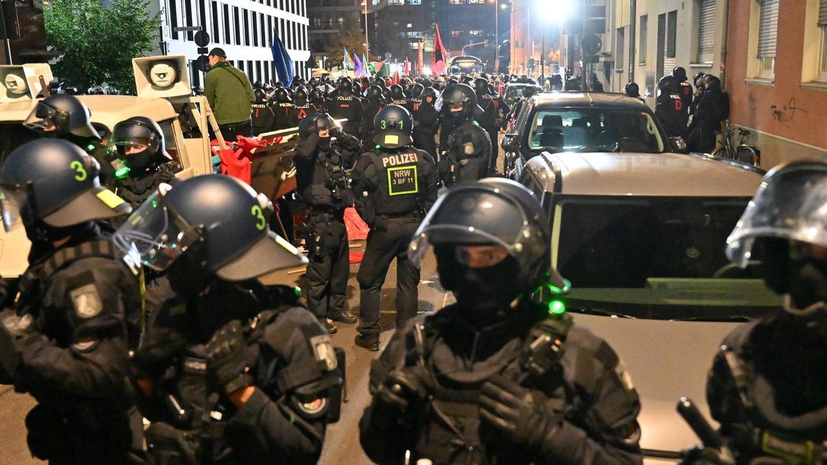 抗議ドイツ|少なくとも150人が、コロニア（ドイツ）の平和主義者の抗議者と警察の間で暴動で負傷した