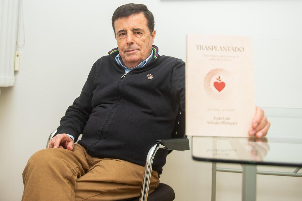El doctor Juan Luis Arévalo, con un ejemplar de su libro 'Trasplantado'.