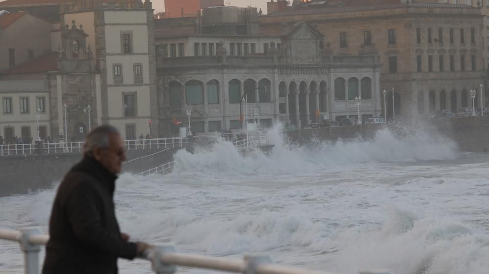 Las olas chocan contra el muro de San Lorenzo