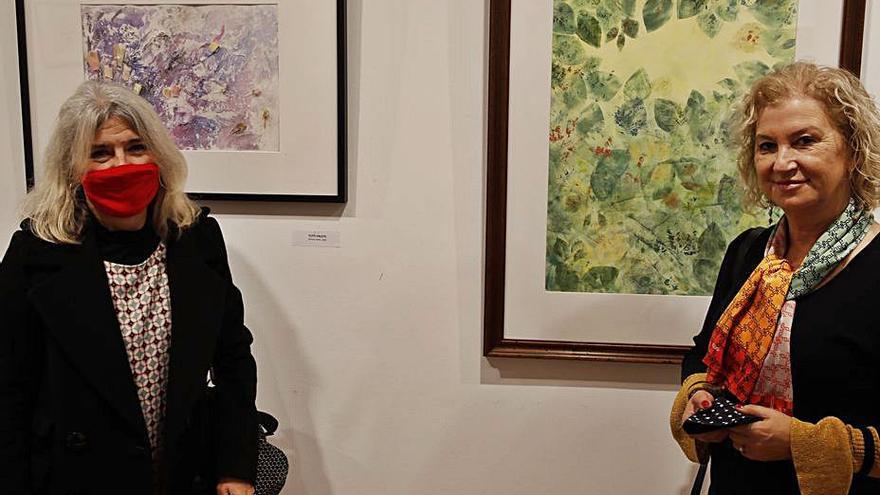 Elena Prieto, a la izquierda, y Patricia Ibaseta, ayer, en la apertura de la exposición en la sala de la Fundación Alvargonzález. | Ángel González