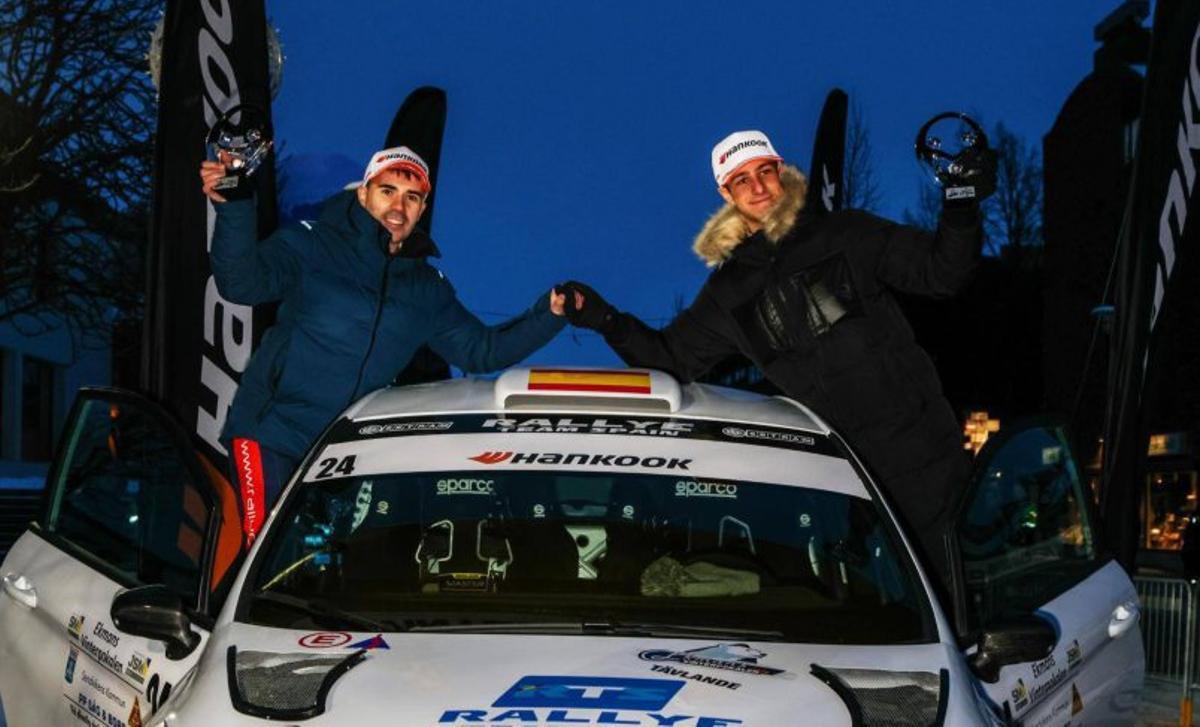 Adrián Pérez, a la izquierda, y Gil Membrado celebran la victoria en Suecia.