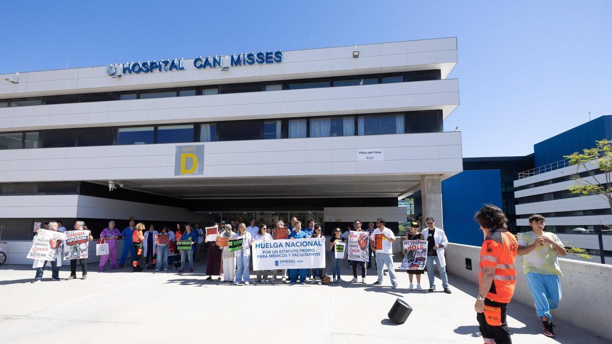 Médicos concentrados delante de Can Misses este jueves.