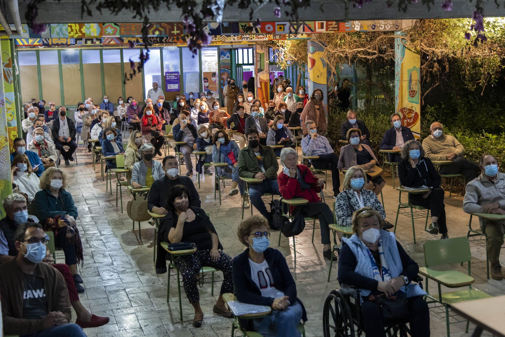 Los vecinos de la plaza de Honduras se reúnen para abordar los problemas del botellón