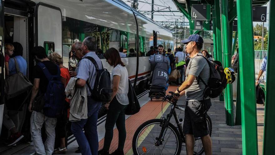 Renfe elimina los suplementos por bicicletas y mascotas en trenes de Galicia, además de la reserva de asientos