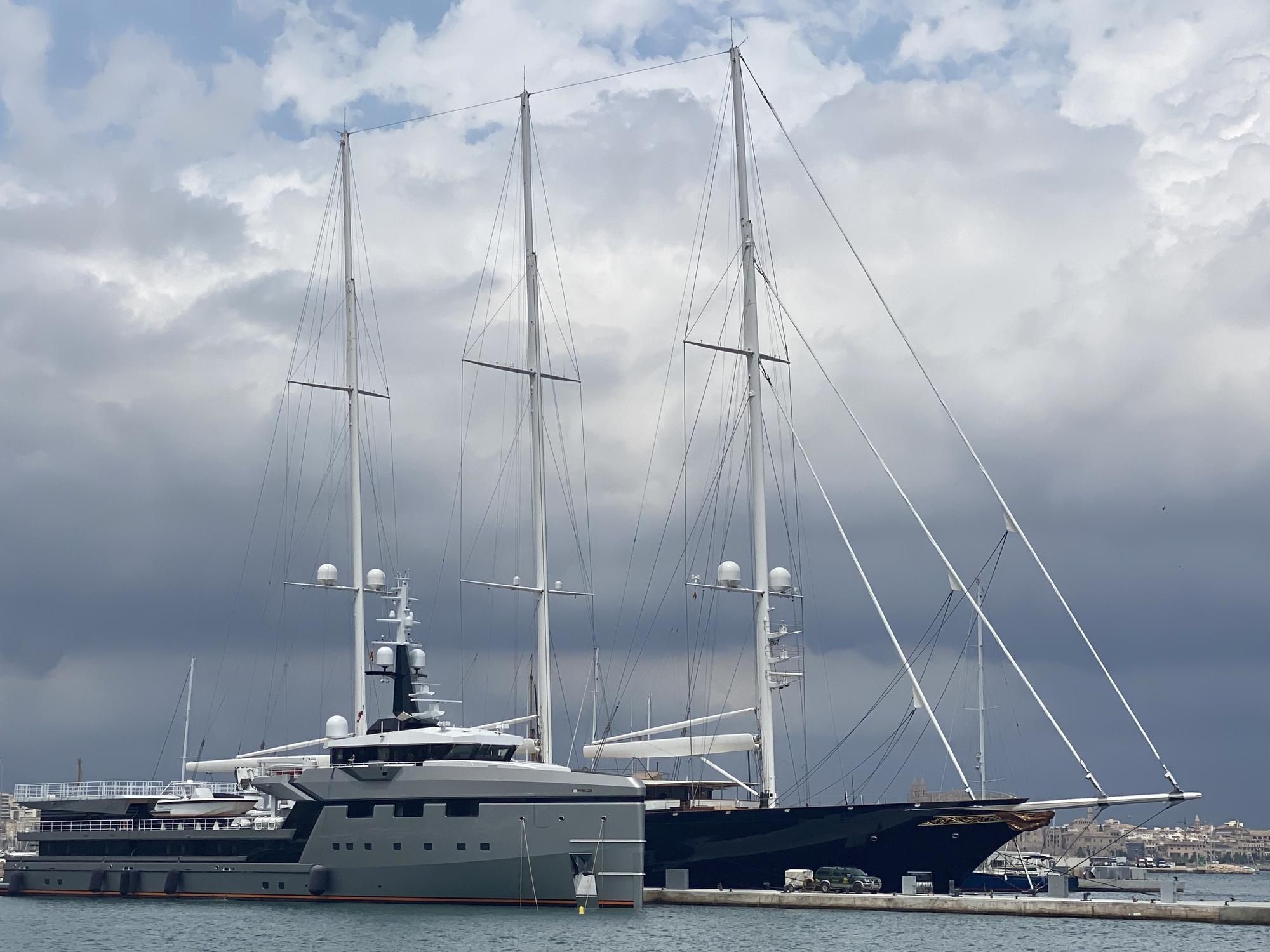 Die imposanten Yachten von Jeff Bezos haben erneut im Club de Mar in Palma angelegt.