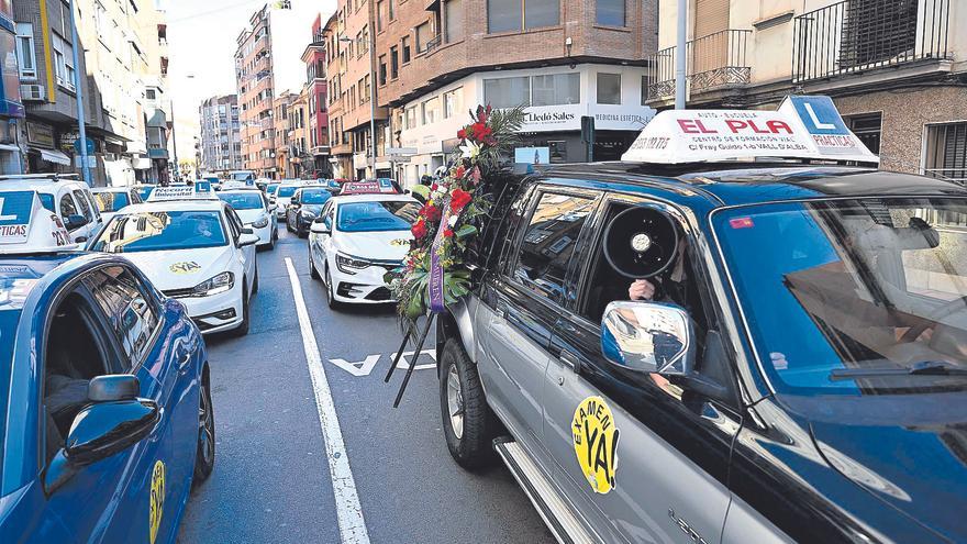 El PP reclama &quot;menos amnistía y más examinadores de la DGT&quot; tras el cierre de casi 40 autoescuelas en la Comunitat