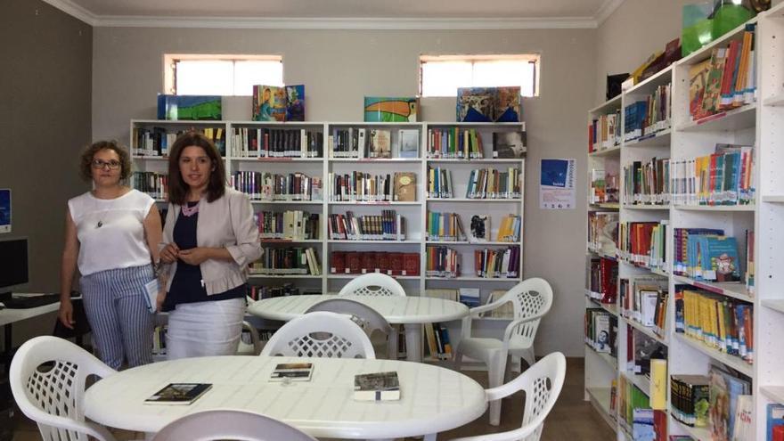 La alcaldesa y la concejala de Cultura, ayer, en la Biblioplaya de Melenara