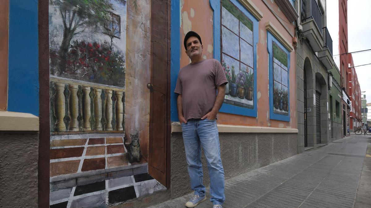 El artista Cayetano Martínez ha pintado la fachada de una casa abandonada para mejorar el aspecto del barrio