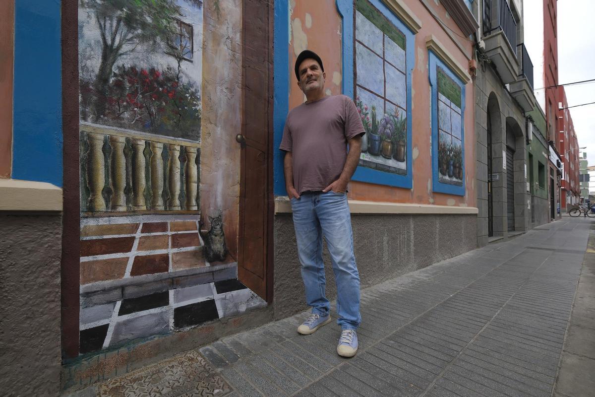 El artista Cayetano Martínez ha pintado la fachada de una casa abandonada para mejorar el aspecto del barrio El artista Cayetano Martínez ha pintado la fachada de una casa abandonada para mejorar el aspecto del barrio