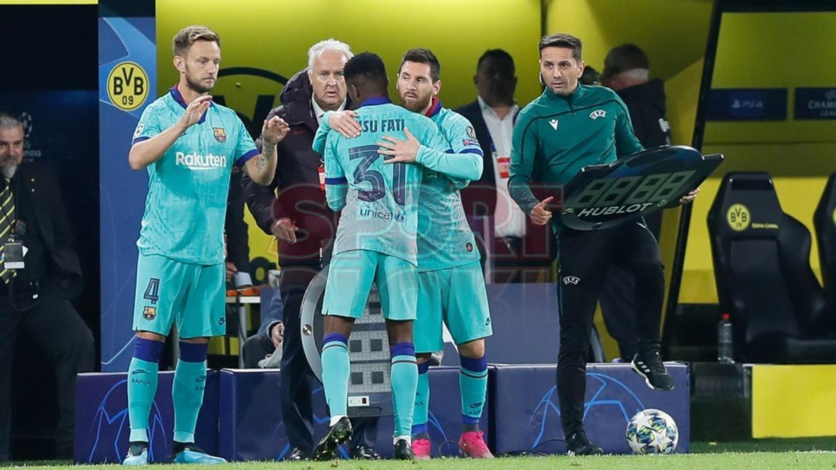 Leo Messi entra en sustitución de Ansu Fati durante el partido entre el Borussia Dortmund y el FC Barcelona de Liga de Campeones y disputado en el Signal Iduna Park en Dortmund.