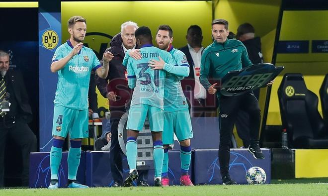 Leo Messi entra en sustitución de Ansu Fati durante el partido entre el Borussia Dortmund y el FC Barcelona de Liga de Campeones y disputado en el Signal Iduna Park en Dortmund.