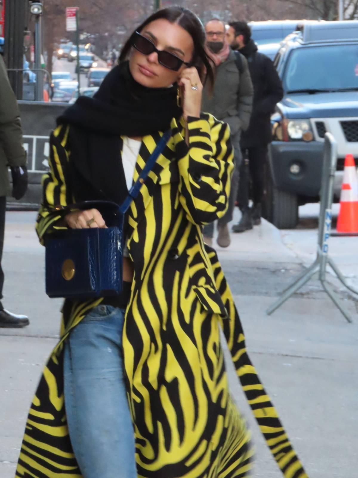 Emily Ratajkowski con gabardina de estampado animal