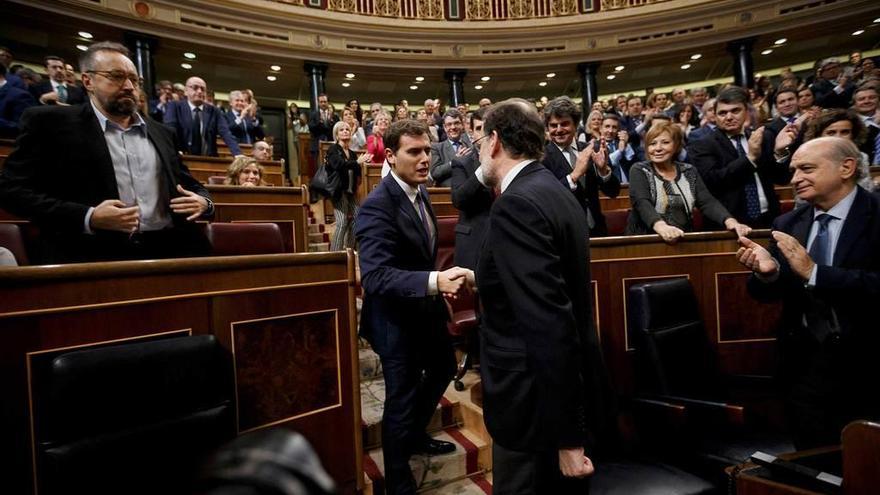 Rivera felicita a Rajoy tras su investidura el pasado 29 de octubre.