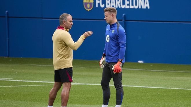 Ter Stegen y Flick, en un entrenamiento en Sant Joan Despí.