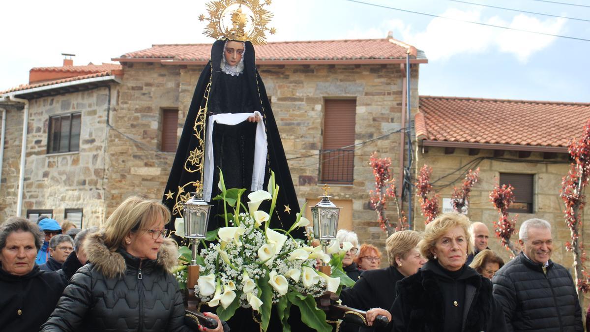 GALERÍA| Viernes Santo en Sanabria-La Carballeda, entre nubes y devoción