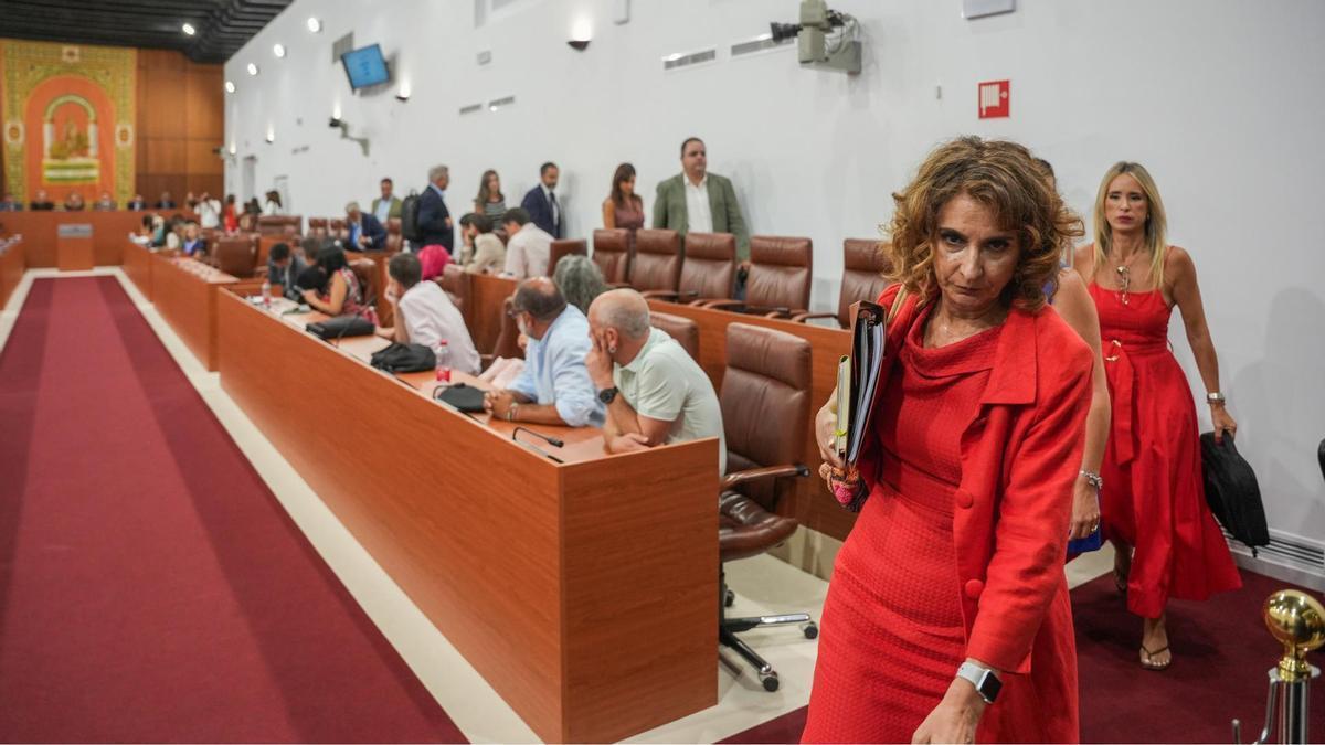 Los diputados del PSOE abandonan sus escaños antes de que la presidenta levante la sesión