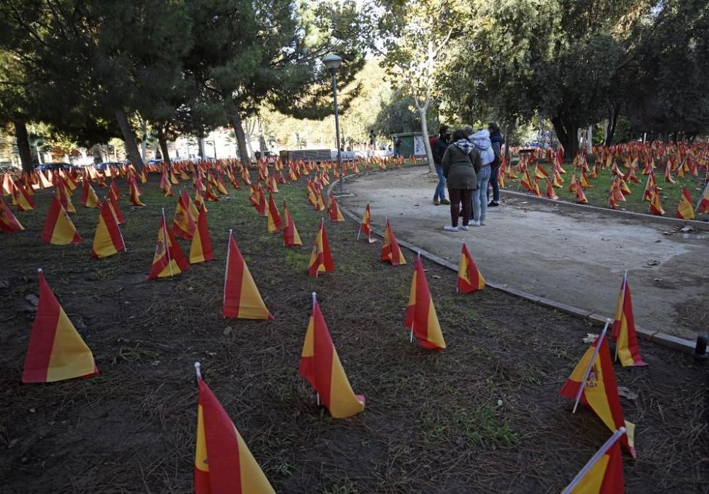 La Avenida Juan de Borbón de Murcia amanece con miles de banderas de España por las víctimas del coronavirus