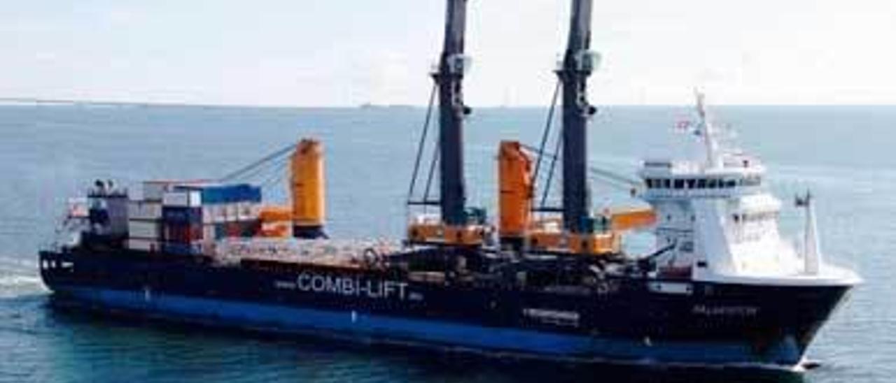 Dos grúas similares a la adquirida para el puerto de Avilés transportadas a bordo de un barco.