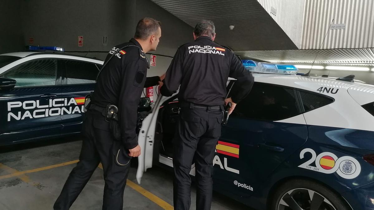 Dos policías entran en uno de los coches patrulla movilizados durante el apagón.
