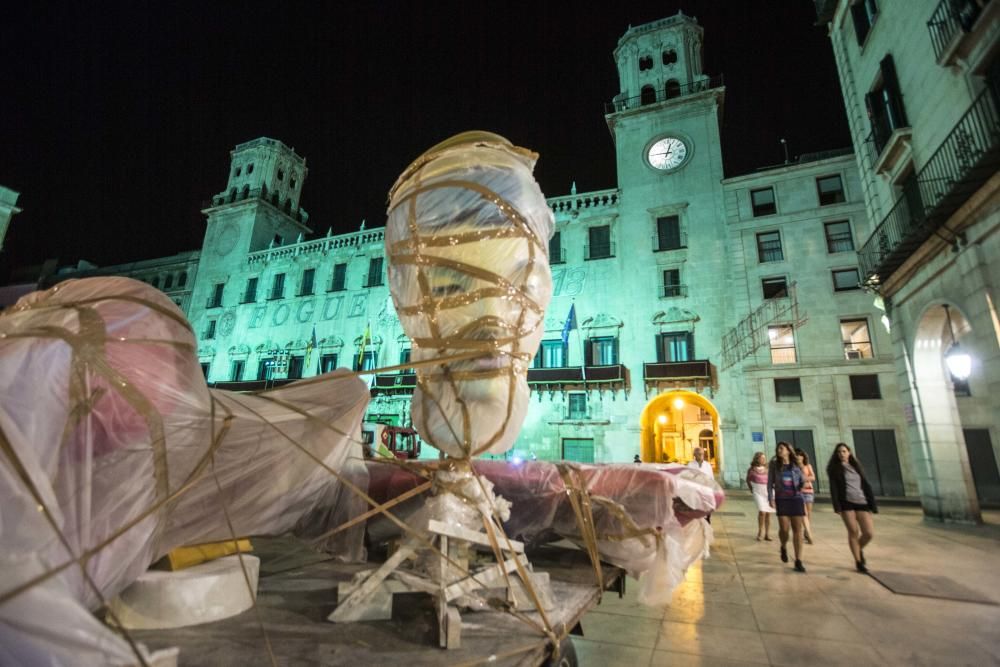 La Hoguera Oficial llega a la plaza del Ayuntamiento para abrir la plantà