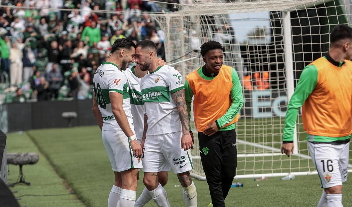 Rafa Mir y Tete Morente celebran el tanto de la remontada del Elche contra el Mallorca