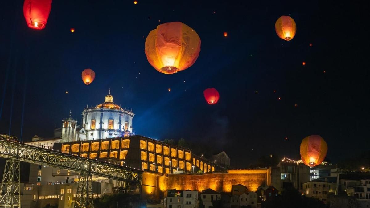 Linternas voladoras lanzadas en Oporto durante la fiesta de San Juan.