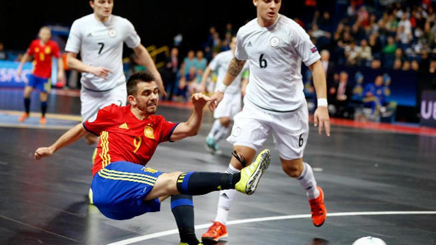 Álex, de España, chuta el balón ante dos jugadores de Kazajistán.