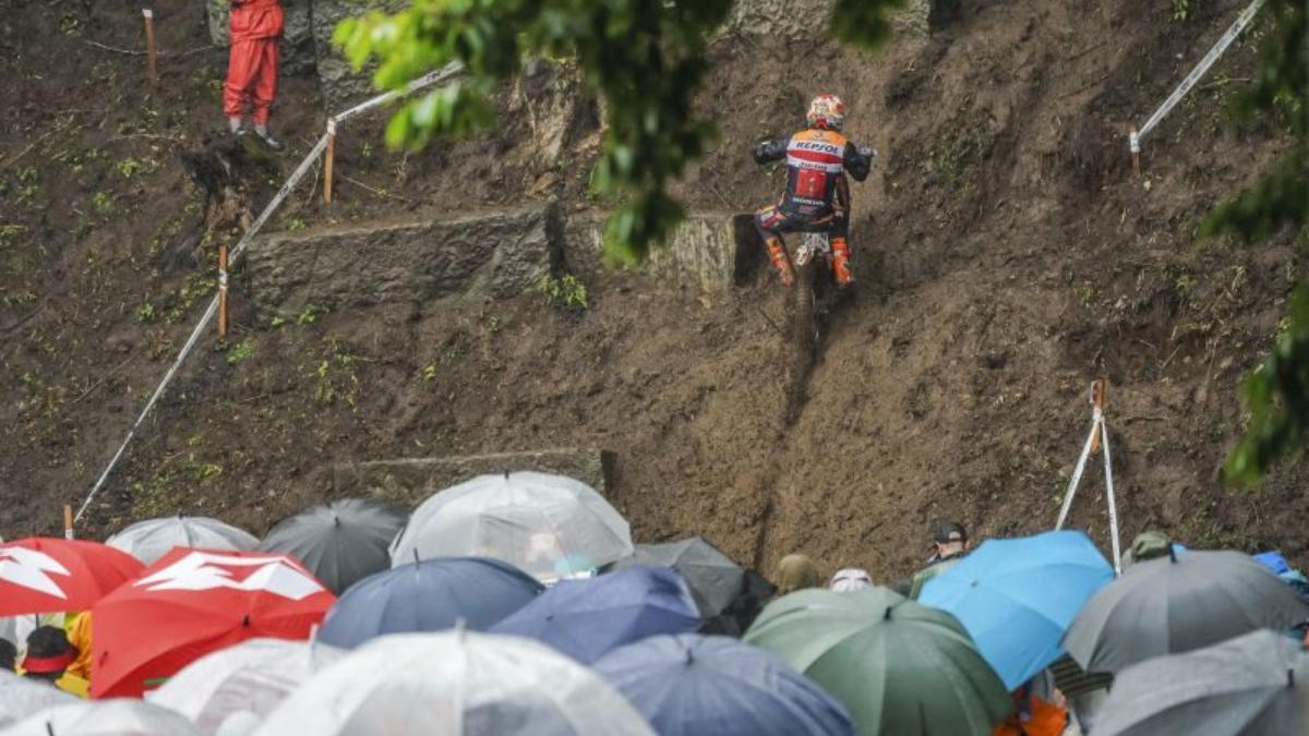 Bou gana en condiciones extremas, con lluvia y barro en Japón
