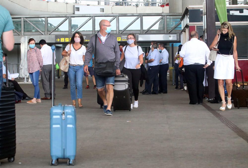 Turistas llegando al aeropuerto de Málaga