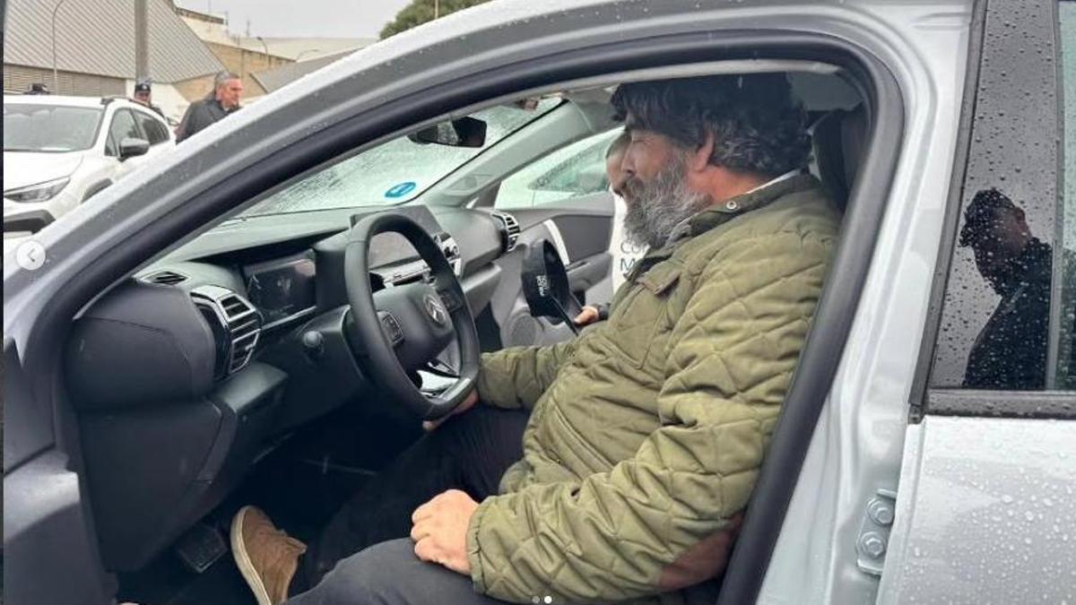 El dirigente de Vox, Pedro Bestard, probando un coche del Consell de Mallorca que se entregó al Ayuntamiento de Marratxí.