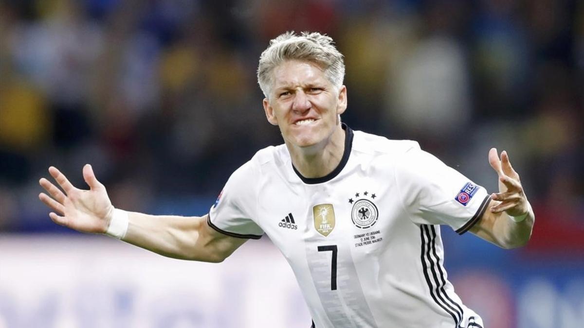 El centrocampista Bastian Schweinsteiger celebra un gol con Alemania en la Eurocopa de Francia.