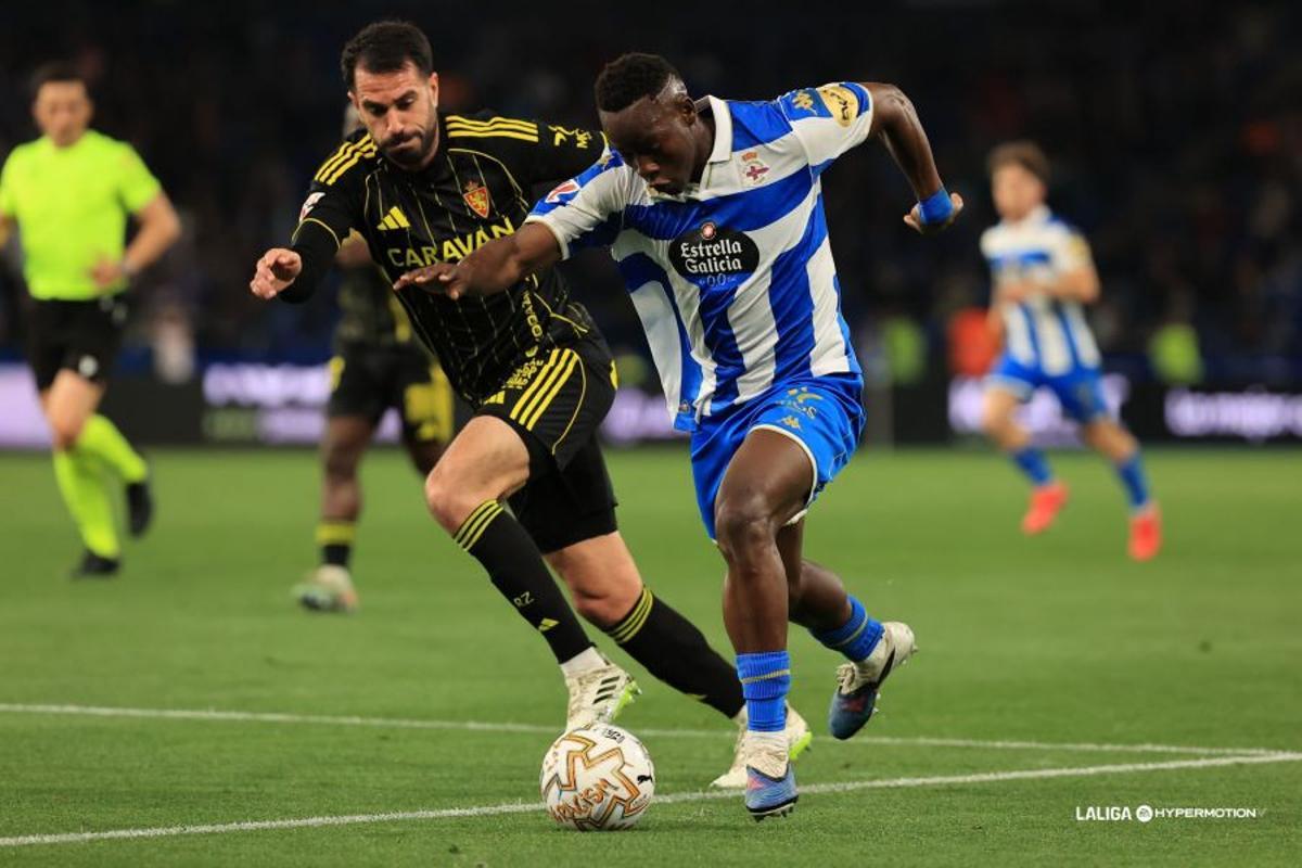Insua corre tras Bil Nsongo en Riazor.