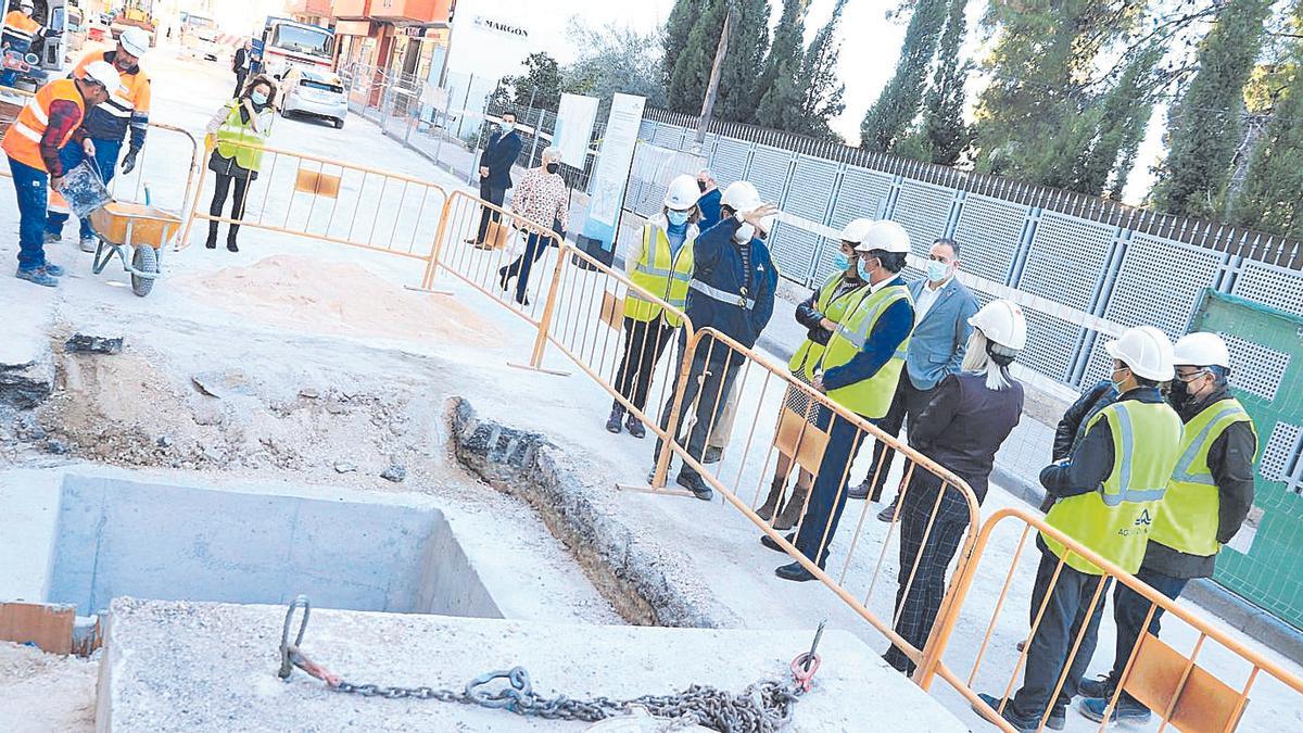 Los técnicos de Aguas de Murcia ultiman las obras de construcción del nuevo colector.