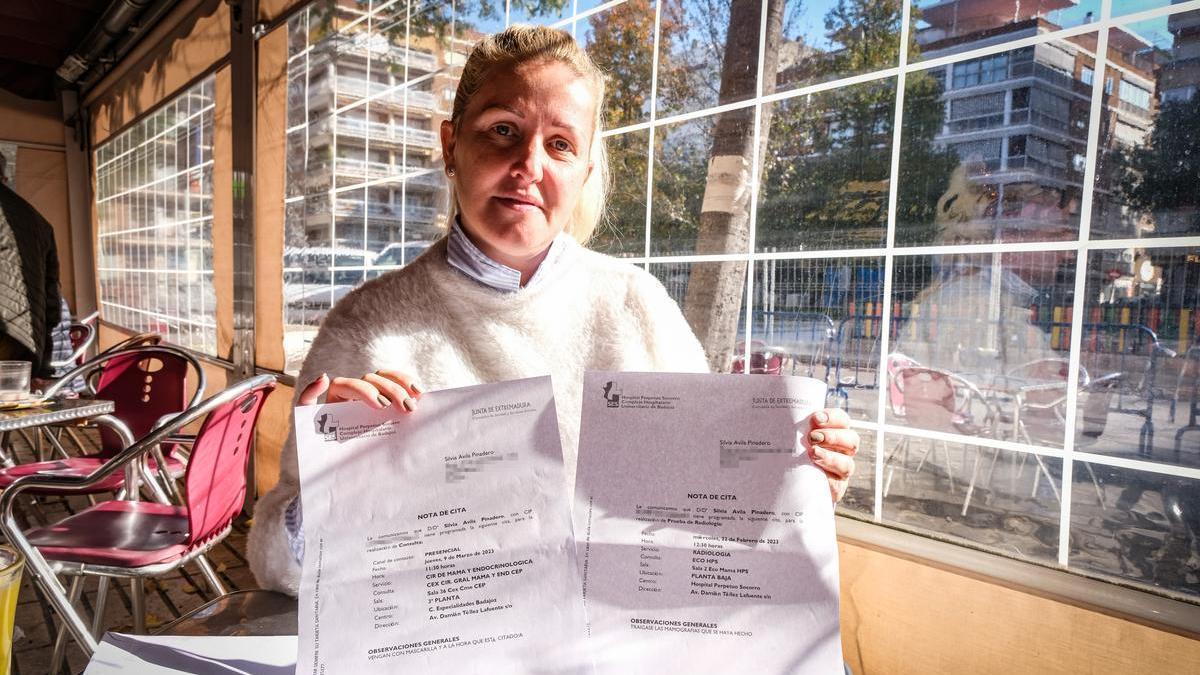 Silvia Ávila muestra las dos citas que le habían programado para 2023.