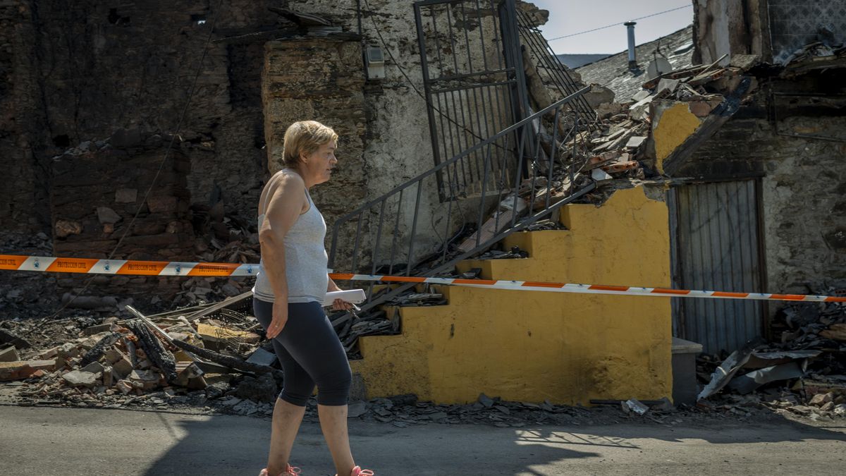 Una de las casas arrasadas por el incendio de Valdeorras, en Rubiá.