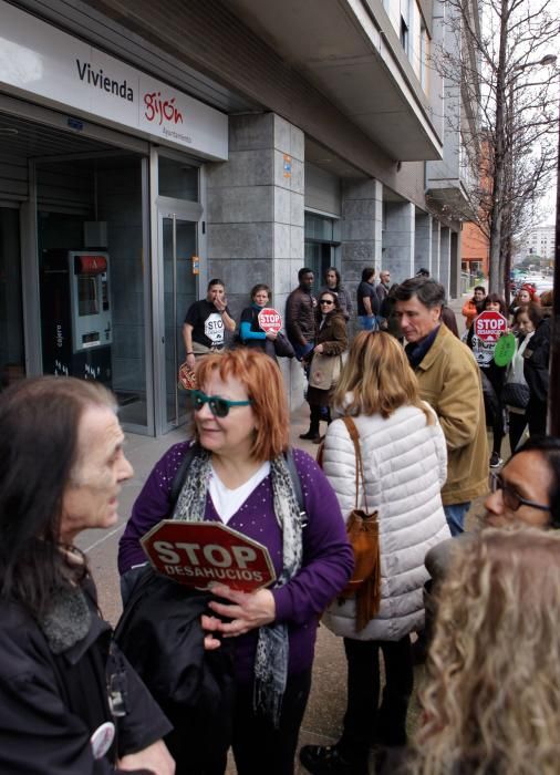 Concentración ante la oficina de vivienda de Gijón de la plataforma antidesahucios