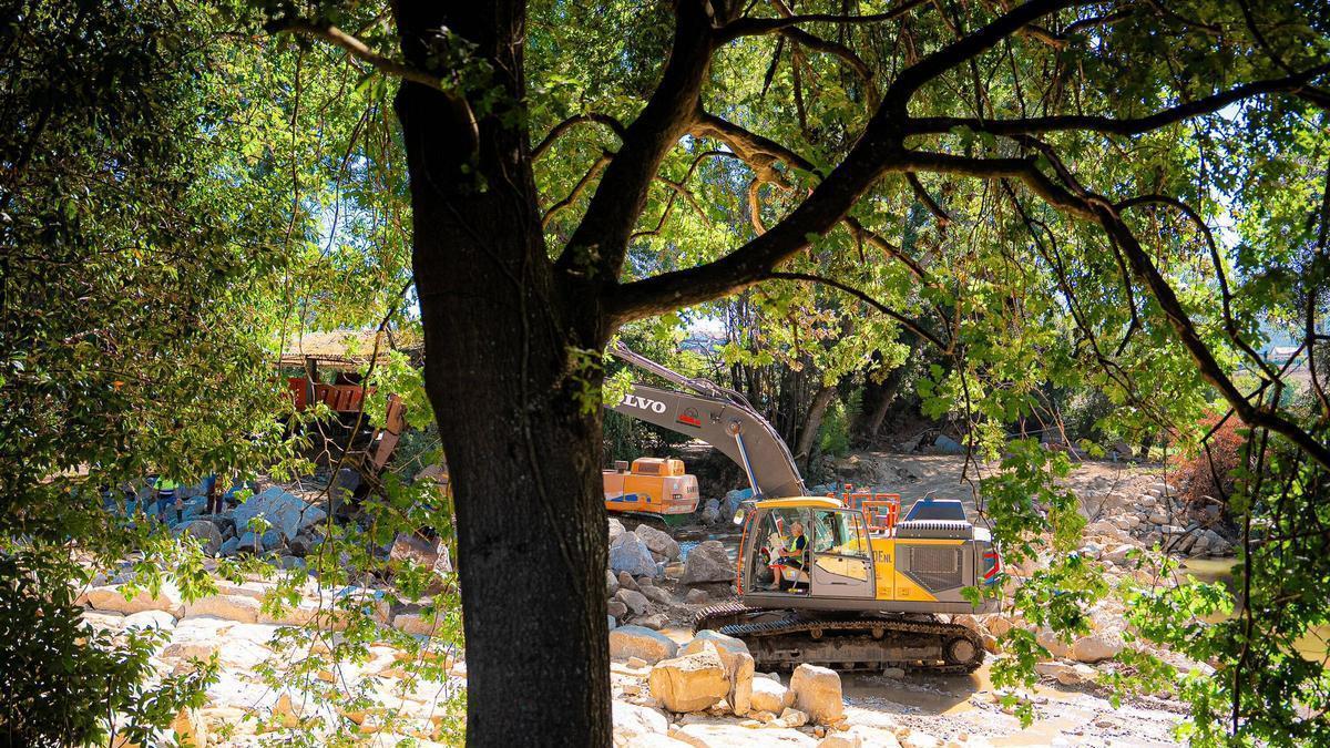 Una excavadora trabajando en la represa de Cabanelas.