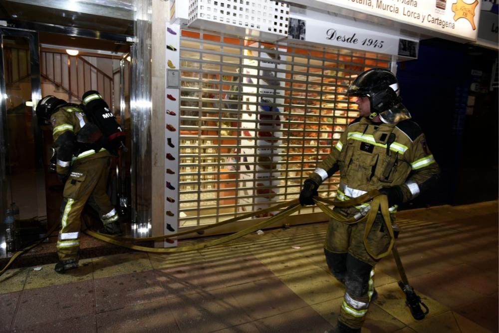 Incendio en un edificio de la plaza Camachos de Murcia