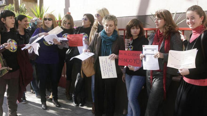 Un grupo de las mujeres que acudieron al Registro de la Propiedad de Santa Cruz de Tenerife.  | delia padrón