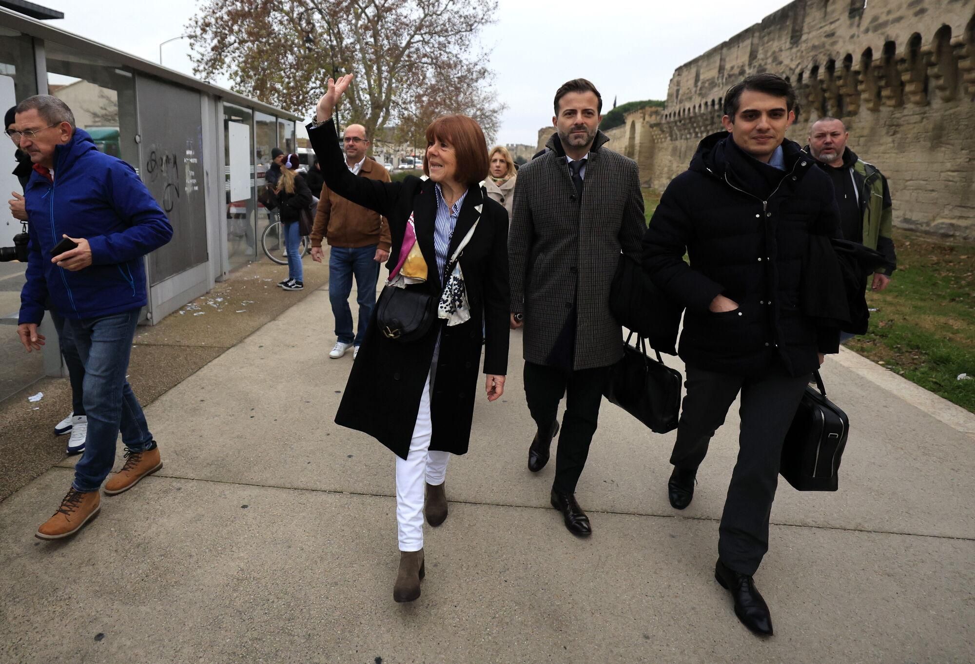 Avignon (France), 02/12/2024.- Gisele Pelicot (L), escorted by her lawyers Stephane Babonneau (R) and Antoine Camus (C), arrive at the criminal court where her husband Dominique Pelicot is on trial in Avignon, South of France, 19 December 2024. Judges will hand down verdicts on 51 men in the mass rape trial in which Dominique Pelicot is accused of drugging and raping his then-wife, Gisele Pelicot as well as inviting dozens of men to rape her while she was unconscious at their home in Mazan, France, between 2011 and 2020. (Francia) EFE/EPA/GUILLAUME HORCAJUELO