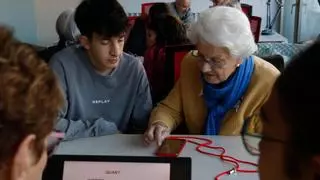 Persones grans de Camprodon aprenen a fer servir el mòbil de la mà d'estudiants d'ESO: "Volem aprendre"