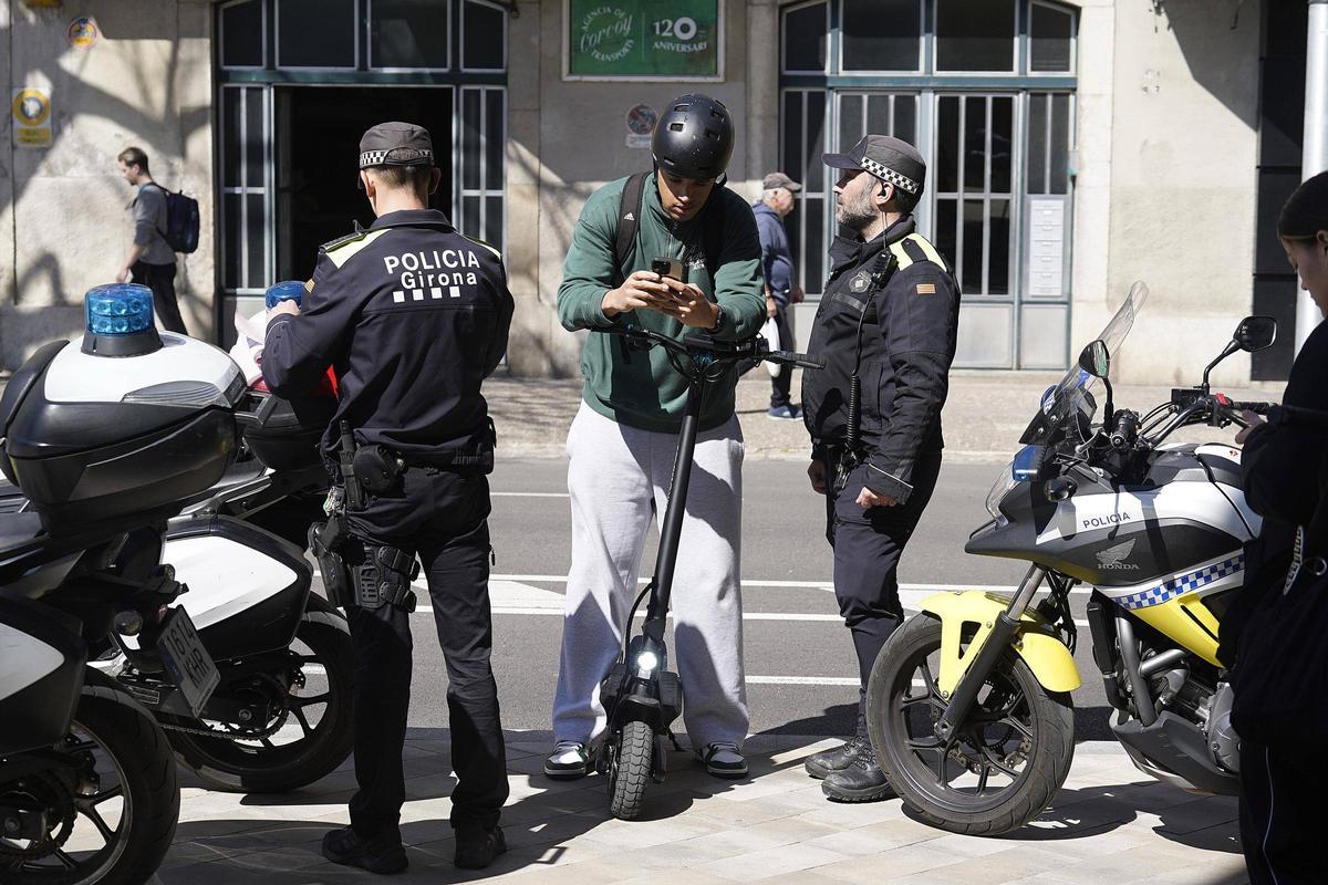 Un dels controls de la Policia Muncipal de Girona a usuaris de patinets a finals del mes de març.