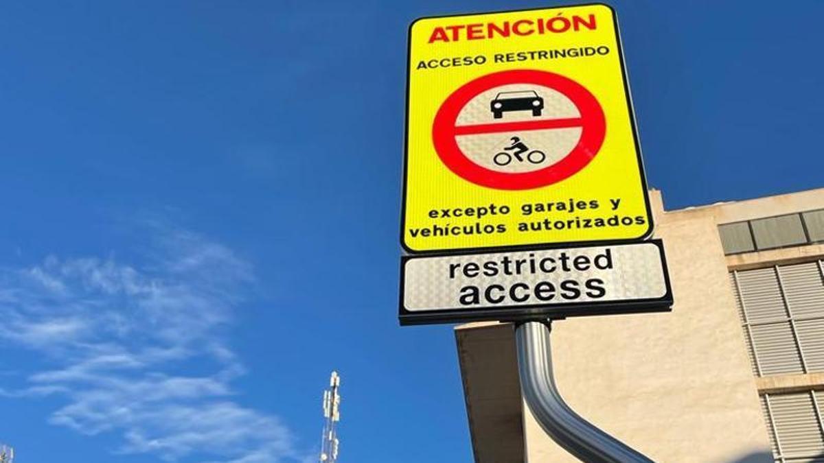 Cartel señalizador de las zonas del centro de acceso restringido peatonalizadas