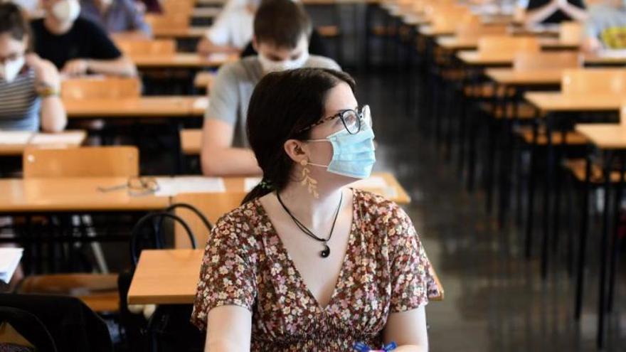 Una alumna durante las pruebas de selectividad de este año en A Coruña.