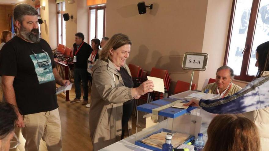 A la izquierda, votantes en una de las mesas de las Escuelas Dorado de Sama. A la derecha, electores en el colegio Prau Llerón de Mieres. | J. Plaza / C. M. B.