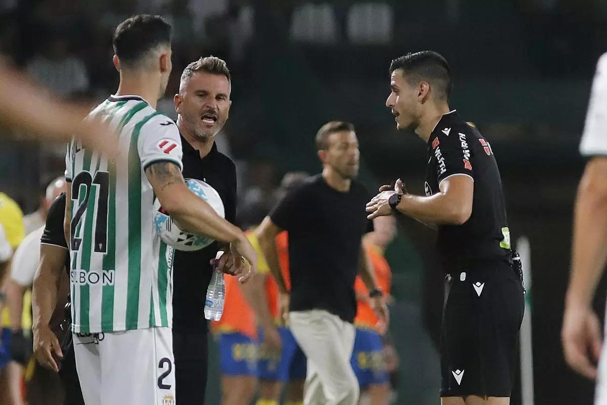 Ojaos Valera conversa con Iván Ania y Carlos Albarrán durante el Córdoba CF-Las Palmas de esta temporada.