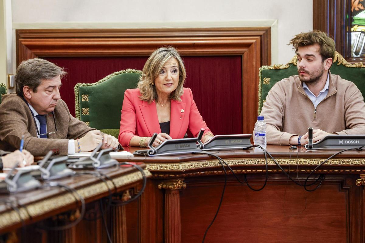 La ya exalcaldesa de Pamplona, Cristina Ibarrola, junto a los diputados de UPN. La ya exalcaldesa de Pamplona, Cristina Ibarrola, junto a los diputados de UPN.