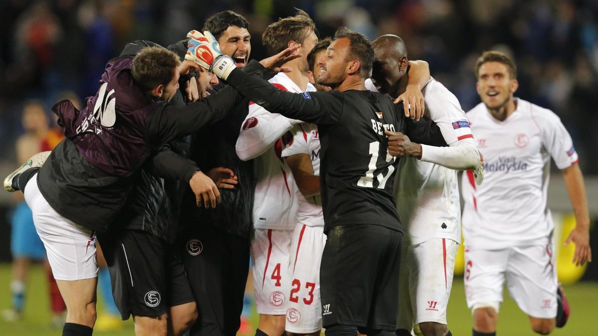 Los jugadores del Sevilla celebran su clasificación para semifinales tras empatar ante el Zenit de San Petersburgo, al término del partido de vuelta de los cuartos de final de la Liga Europa. / EFE