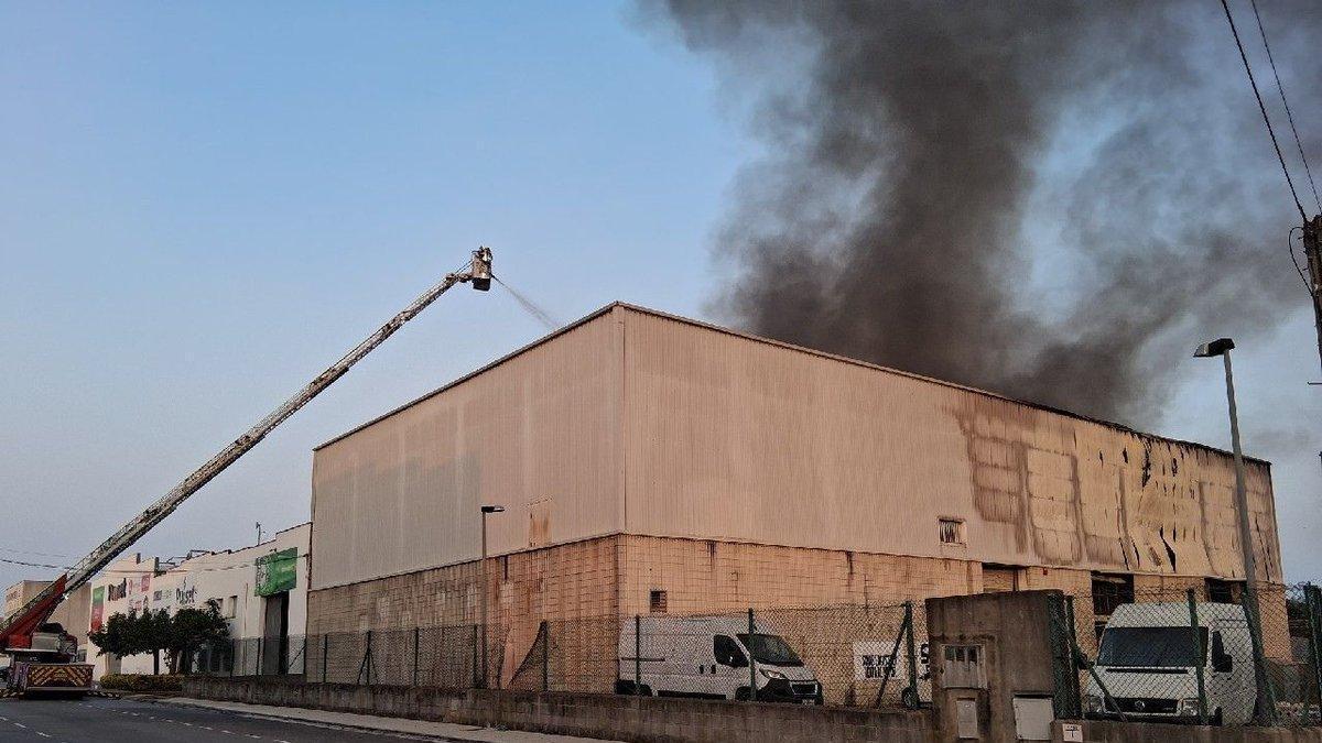 Columna de fum en un incendi a una nau industrial de Vilamalla.